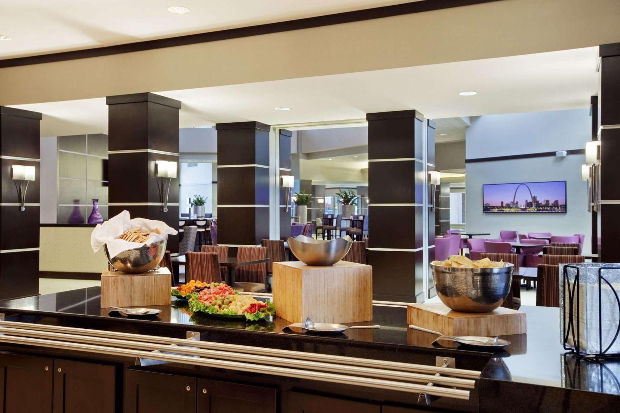 Embassy Suites By Hilton St Louis Airport Bridgeton Eksteriør bilde